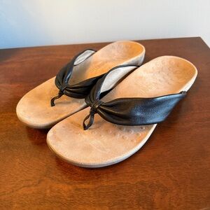 Vionic Black Leather Flip Flops – Women’s 9